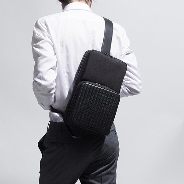 ボッテガヴェネタ BOTTEGA VENETA ボディバッグ ワンショルダー ブラック メンズ バッグ 520117 vaye3 1000 HI-TECH CANVAS ハイテクキャンバス
